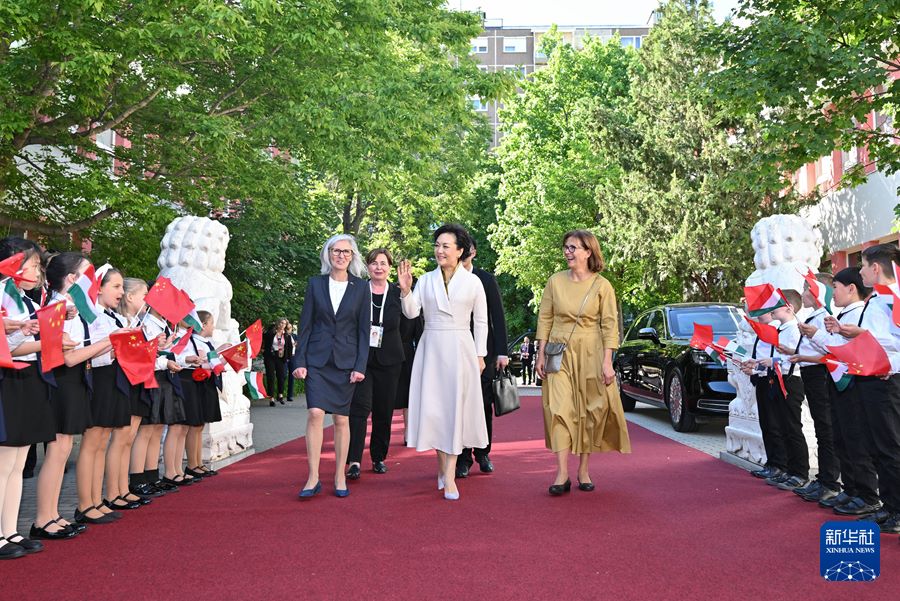 Peng Liyuan e la moglie di Orbán visitano la scuola bilingue ungherese-cinese