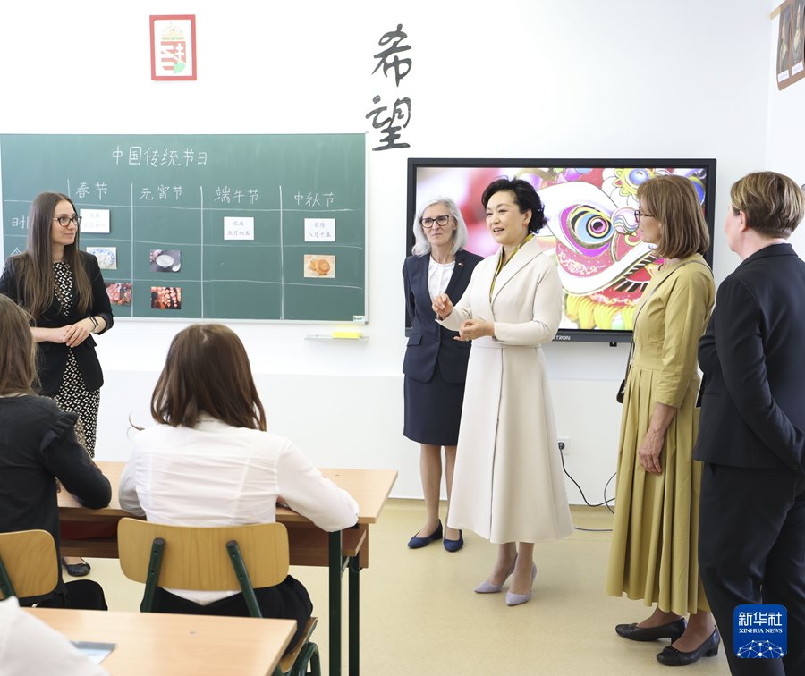 Peng Liyuan e la moglie di Orbán visitano la scuola bilingue ungherese-cinese