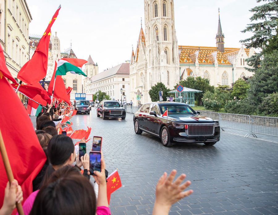 Xi Jinping in volo da Budapest a Beijing dopo la visita di Stato in Ungheria