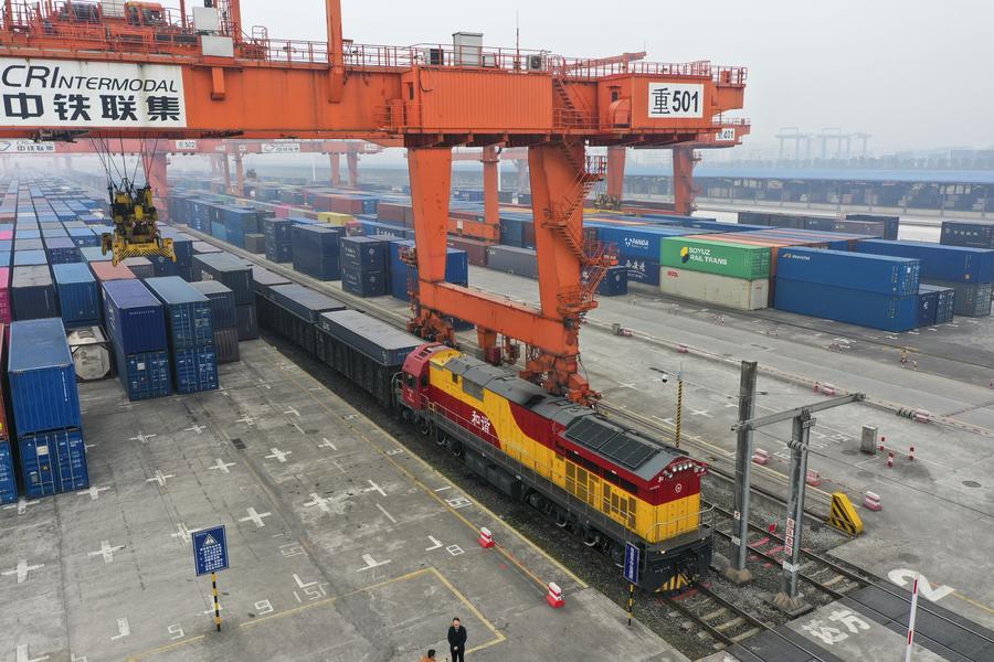 Treno merci intermodale ferrovia-mare trasportante container di merci alla stazione centrale del villaggio di Tuanjie, a Chongqing, nel sud-ovest della Cina. (22 gennaio 2023 - Xinhua/Liu Chan)