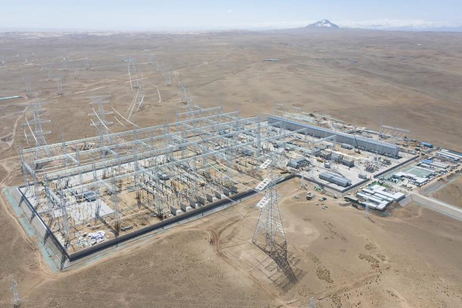 Il progetto di trasmissione e trasformazione di energia da 750 kV nella contea di Gonghe, nella prefettura autonoma tibetana di Hainan, nella provincia del Qinghai nella Cina nordoccidentale. (7 maggio 2024 - Dong Qingfang/Xinhua)