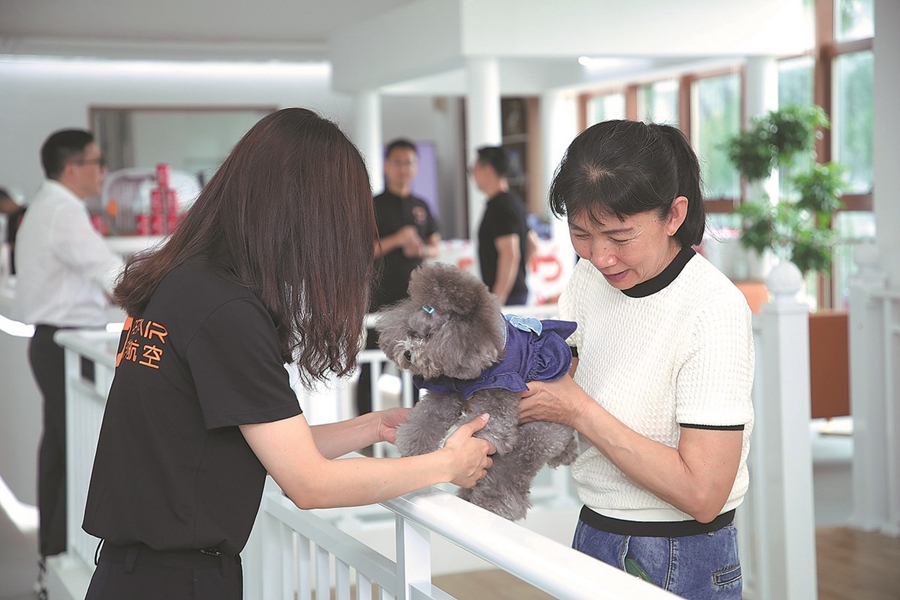 Addetti si prendono cura di un cane nella Pet Lounge dell'aeroporto internazionale Bao'an di Shenzhen, nella provincia del Guangdong. (China Daily)