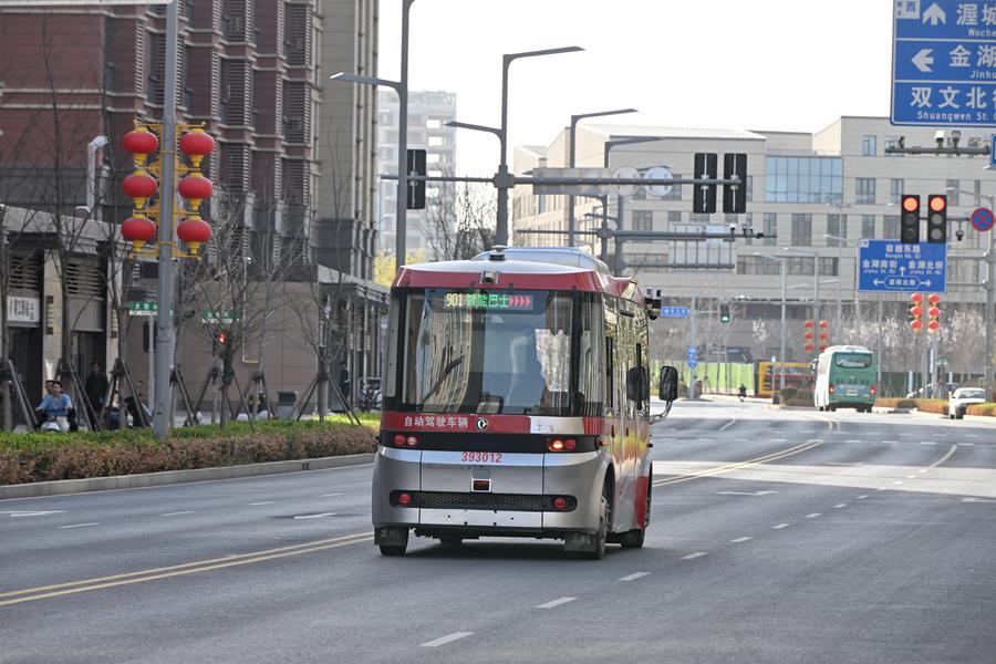 Un autobus connesso intelligente corre su una strada nell'area di Rongdong nella Xiong'an New Area, nella provincia dello Hebei. (29 marzo 2024 - Xinhua/Mu Yu)