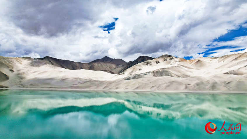 Lago Baisha, nello?Xinjiang: verde e azzurro si incontrano fra le nuvole