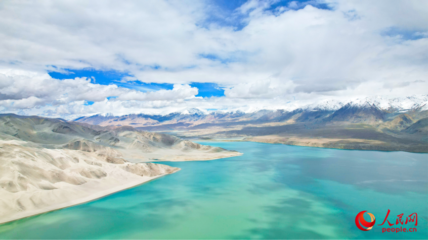 Lago Baisha, nello?Xinjiang: verde e azzurro si incontrano fra le nuvole