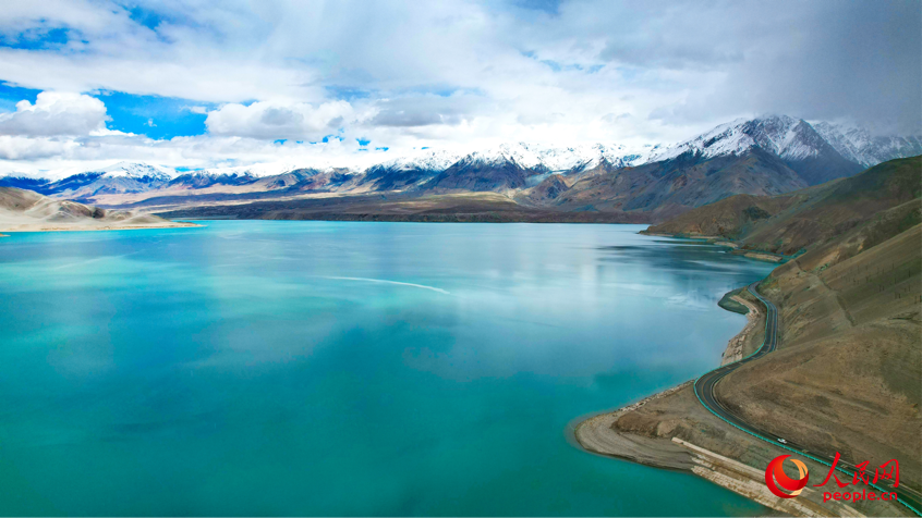 Lago Baisha, nello?Xinjiang: verde e azzurro si incontrano fra le nuvole