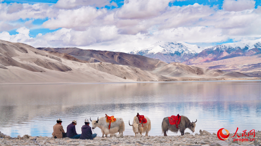 Lago Baisha, nello?Xinjiang: verde e azzurro si incontrano fra le nuvole