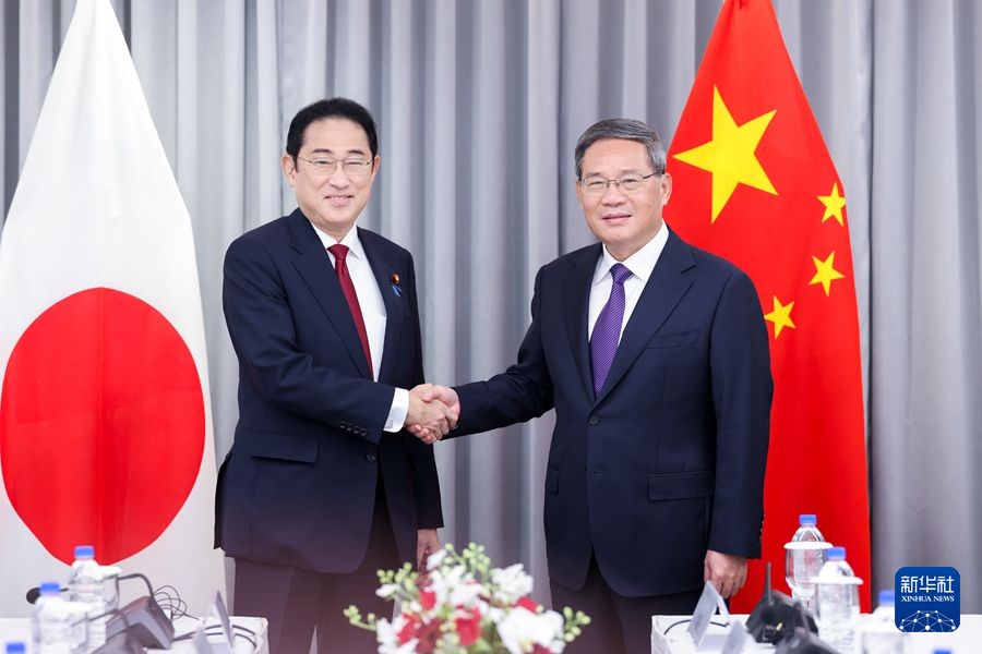 Il premier Li Qiang stringe la mano al primo ministro giapponese Fumio Kishida a Seul prima dell'incontro trilaterale. (26 maggio 2024 - Xinhua/Liu Bin)