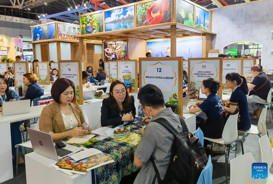 Visitatori presso uno stand della Malesia all'ITB China 2024 a Shanghai, Cina orientale. (27 maggio 2024 - Xinhua/Chen Aiping)