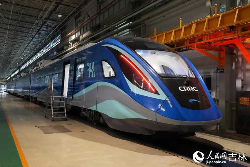 Il primo treno urbano alimentato a idrogeno della Cina sviluppato da CRRC Changchun Railway Vehicles Co., Ltd. (Quotidiano del Popolo Online/Li Yang)