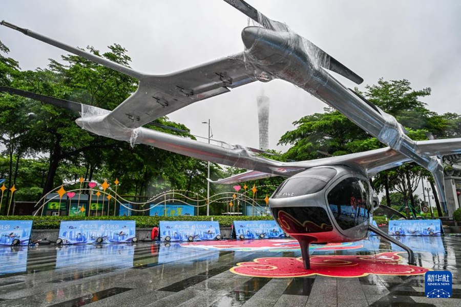 Modelli di aerei eVTOL esposti all'airshow a bassa quota di Guangzhou. (1 giugno 2024 – Xinhua/Liu Dawei)