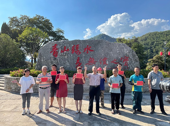 Gli abitanti del villaggio di Changkou mostrano le buste rosse contenenti i dividendi dei guadagni dal villaggio attraverso i ticket carbonio nel settore forestale. (Foto fornita dall'intervistato)