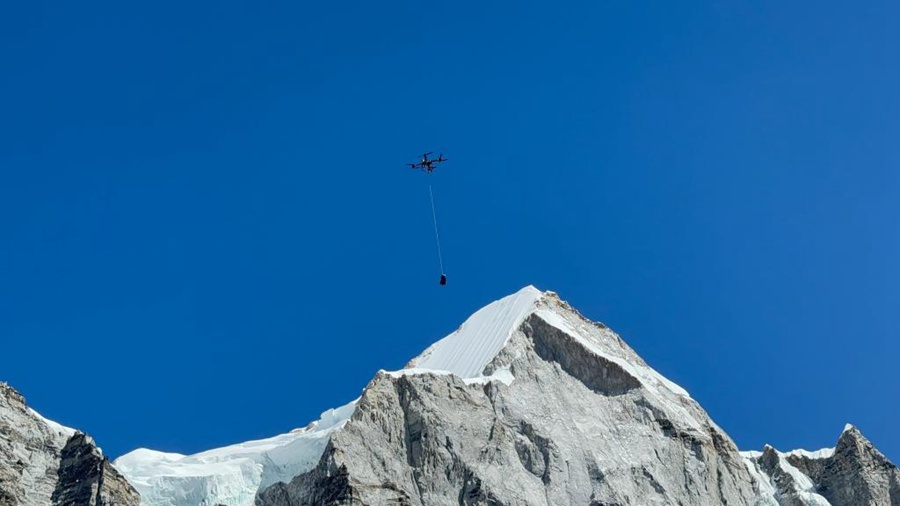 DJI effettua con successo i primi test di consegna tramite drone al mondo sul Monte Qomolangma