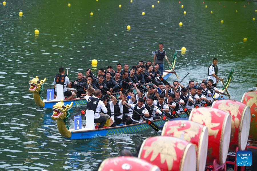 Gare di barche drago tenute in tutta la Cina per celebrare la Festa di Duanwu