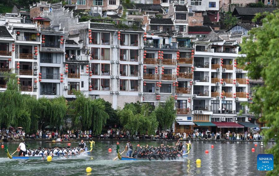 Gare di barche drago tenute in tutta la Cina per celebrare la Festa di Duanwu