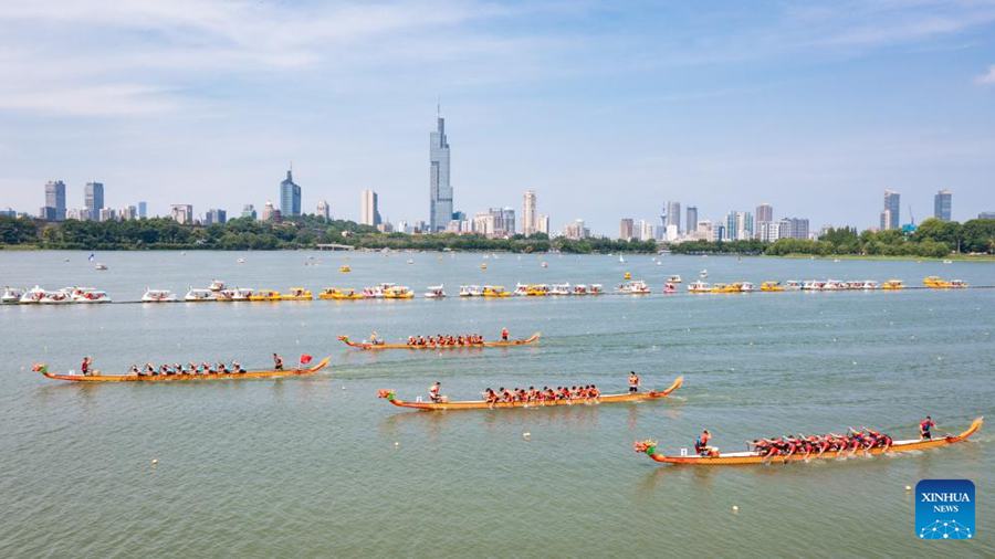 Gare di barche drago tenute in tutta la Cina per celebrare la Festa di Duanwu