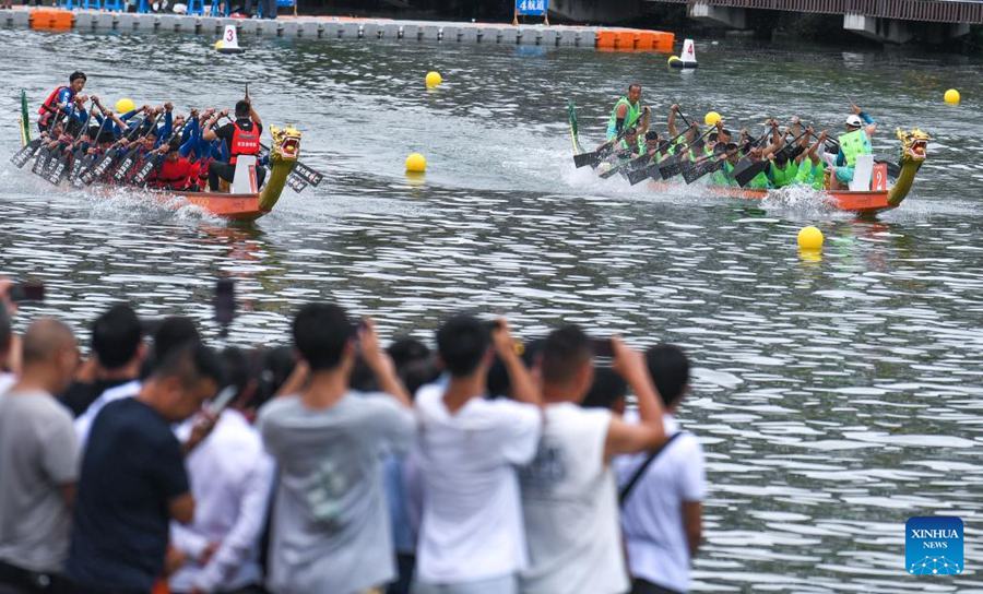 Gare di barche drago tenute in tutta la Cina per celebrare la Festa di Duanwu