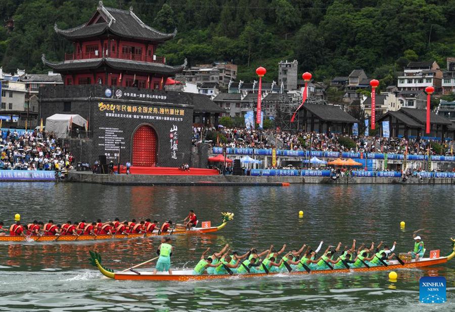 Gare di barche drago tenute in tutta la Cina per celebrare la Festa di Duanwu