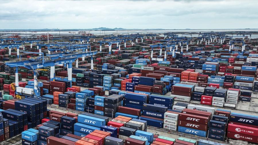 Piazzale di stoccaggio container presso un terminal automatizzato per la gestione container del porto di Qinzhou, nella regione autonoma del Guangxi Zhuang, nella Cina meridionale. (19 maggio 2024 - Xinhua/Zhang Ailin)