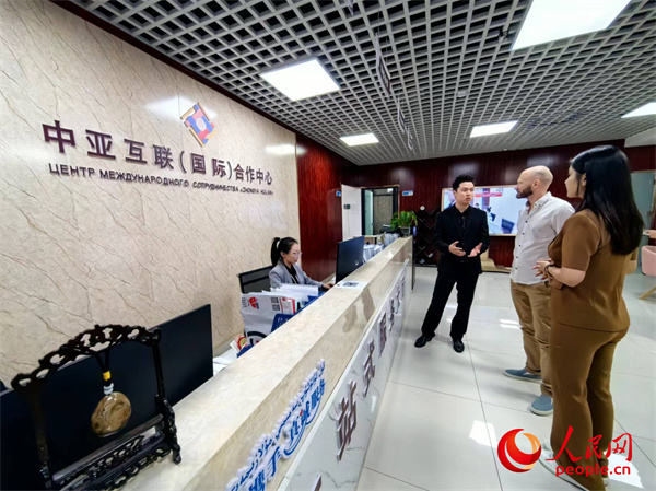 Krasik Pavel, capo della Urumqi Slavic Food Sales Co., Ltd., offre consulenza sulle politiche aziendali presso il Centro servizi per le imprese finanziato dall