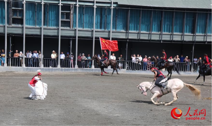 Spettacolo equestre "cerimonia della principessa" eseguito con cavalli di Fergana. (Quotidiano del Popolo Online/Li Long)