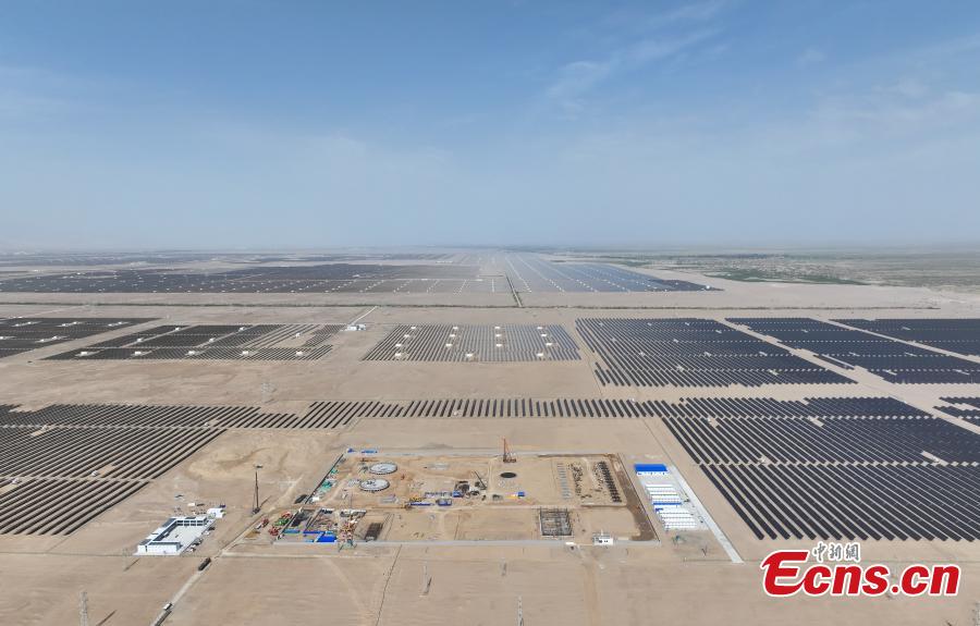 Il cantiere del più grande progetto dimostrativo di stoccaggio di energia ad aria liquida al mondo nella città di Golmud, provincia del Qinghai, nella Cina nordoccidentale. (18 giugno 2024 – China News Service/Ma Mingyan)