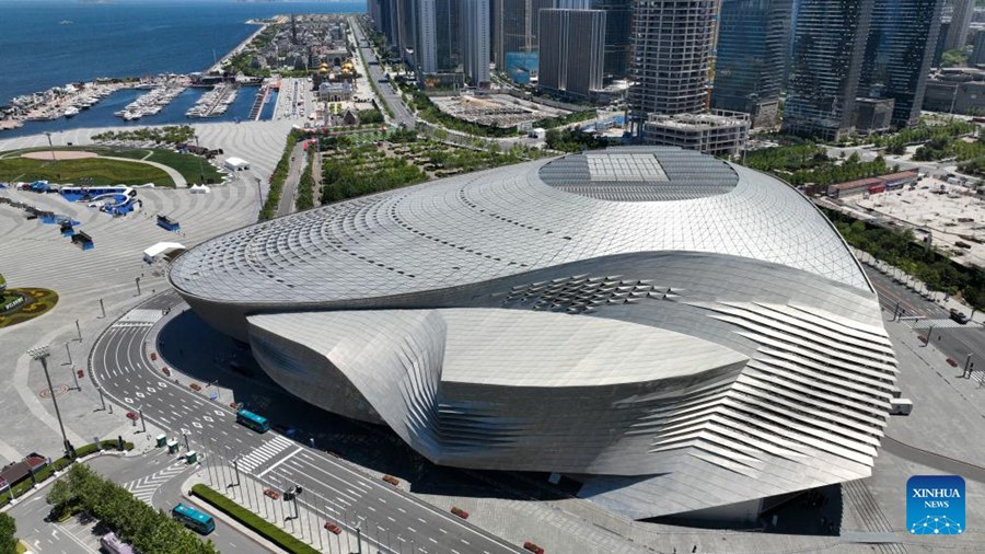 Il Dalian International Conference Center, sede del Forum estivo di Davos 2024 a Dalian, nella provincia del Liaoning. (24 giugno 2024 - Xinhua/Yang Qing)