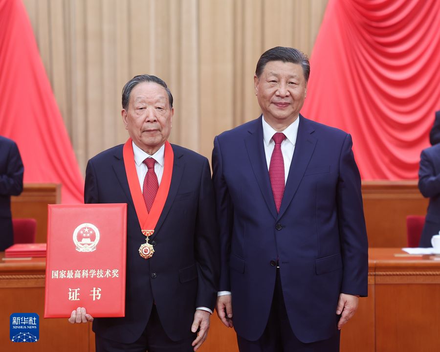 Xi Jinping consegna il premio nazionale per la scienza e la tecnologia