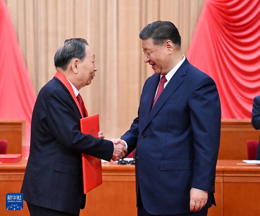 Xi Jinping consegna il premio nazionale per la scienza e la tecnologia