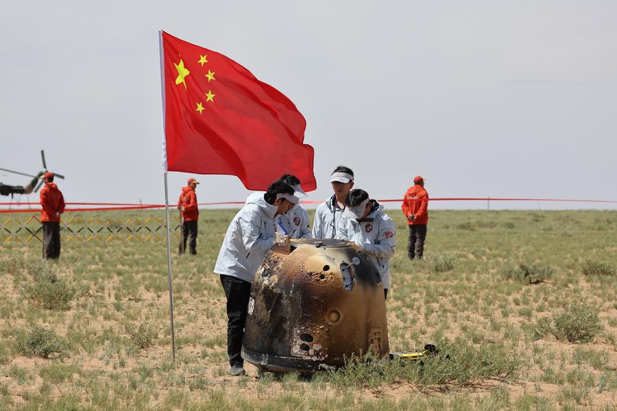 Cina, atterrato con successo il returner di Chang'e 6