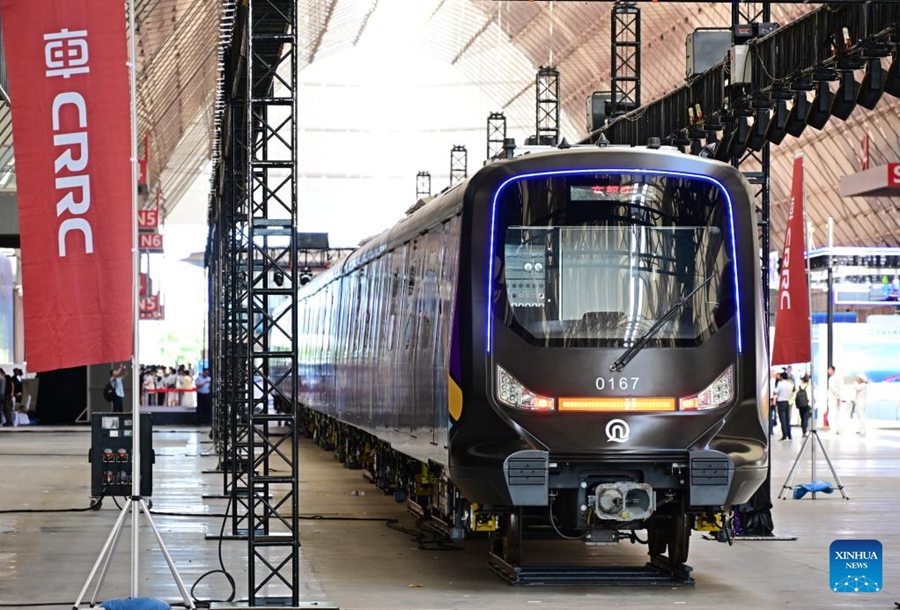 Lanciato un vagone della metropolitana in fibra di carbonio a Qingdao