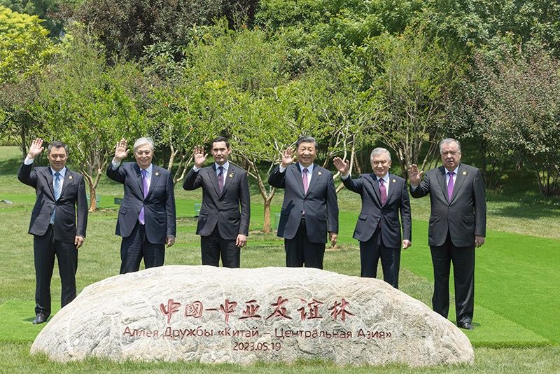 Il presidente Xi Jinping e i capi di Stato dei cinque Paesi dell’Asia centrale piantano congiuntamente sei alberi di melograno dopo il primo vertice Cina-Asia centrale del 2023, a simboleggiare la stretta unità e cooperazione tra Cina e Asia centrale. (19 maggio 2023 - Xinhua/Liu Bin)