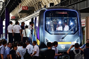 Lanciato un vagone della metropolitana in fibra di carbonio a Qingdao