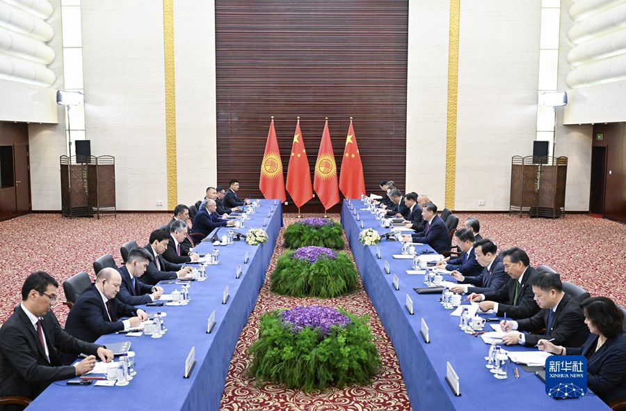 Il Presidente Xi Jinping incontra il Presidente del Kirghizistan Sadyr Japarov