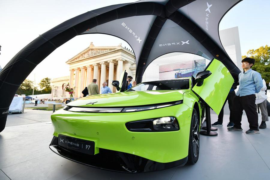 Persone visitano lo stand della casa automobilistica cinese Xpeng durante il Salone Internazionale dell'Automobile 2023 a Monaco di Baviera, Germania. (5 settembre 2023 - Xinhua/Ren Pengfei)