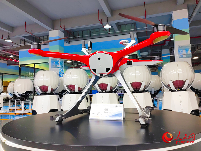 Il drone industriale "Orca" esposto nella fabbrica Yunsheng Intelligent di Tianjin. (Quotidiano del Popolo Online/Cui Xinyao)