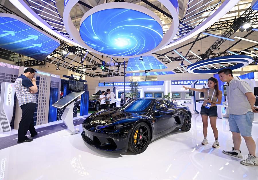 I visitatori osservano un'auto sportiva a nuova energia esposta alla World Intelligence Expo 2024 a Tianjin, nel nord della Cina. (22 giugno 2024 - Xinhua/Zhao Zishuo)