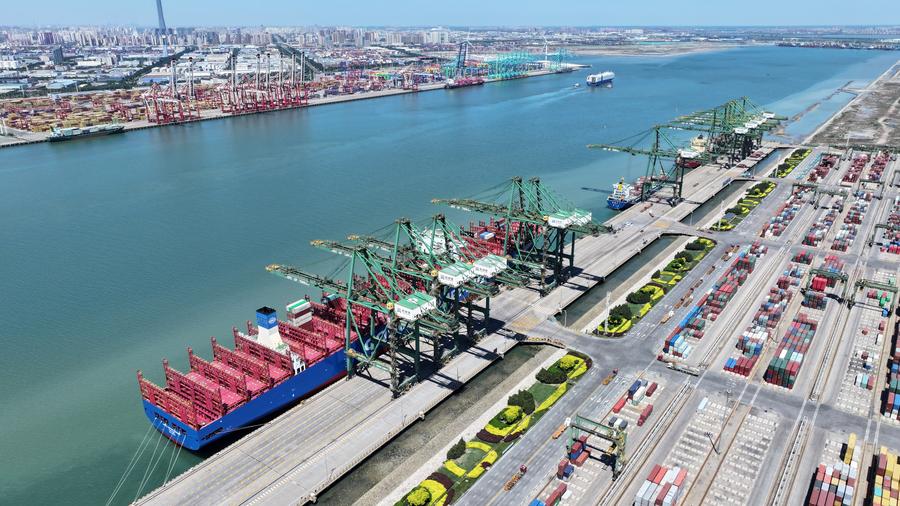 Nave portacontainer COSCO Shipping Camellia presso il Pacific International Container Terminal del porto di Tianjin, nella Cina settentrionale. (15 maggio 2024 - Xinhua/Zhao Zishuo)