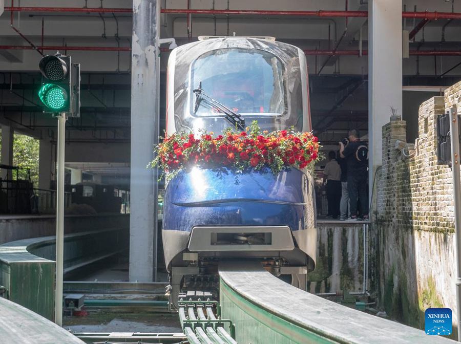 Treni navetta lungo il pendio offrono un'esperienza di viaggio senza pari nella Cina orientale