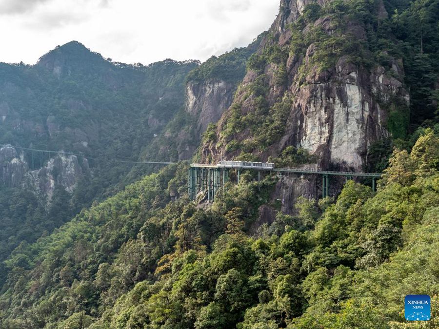 Treni navetta lungo il pendio offrono un'esperienza di viaggio senza pari nella Cina orientale