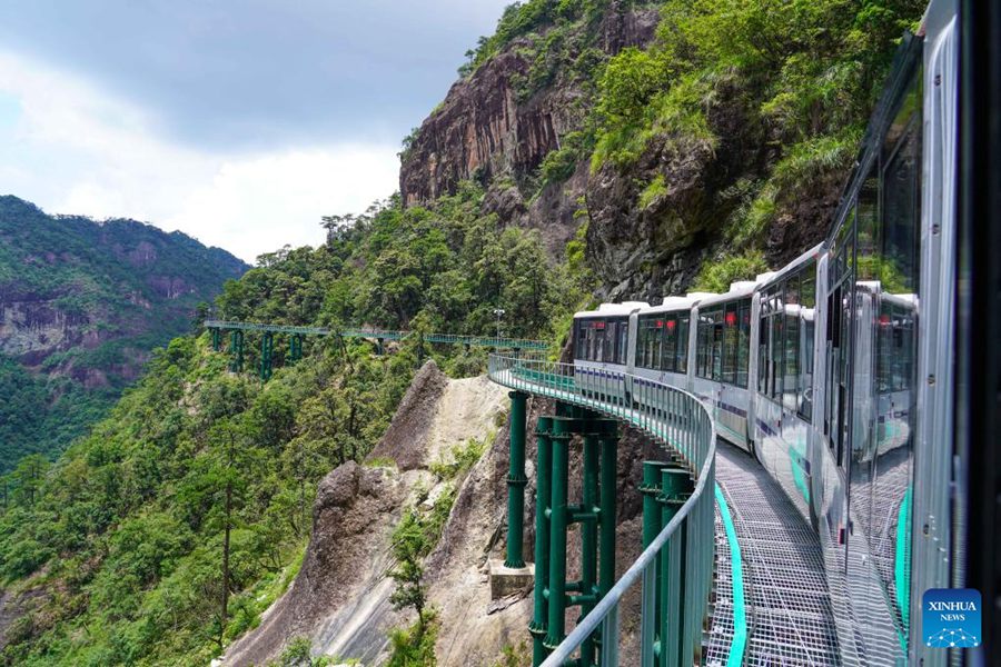 Treni navetta lungo il pendio offrono un'esperienza di viaggio senza pari nella Cina orientale