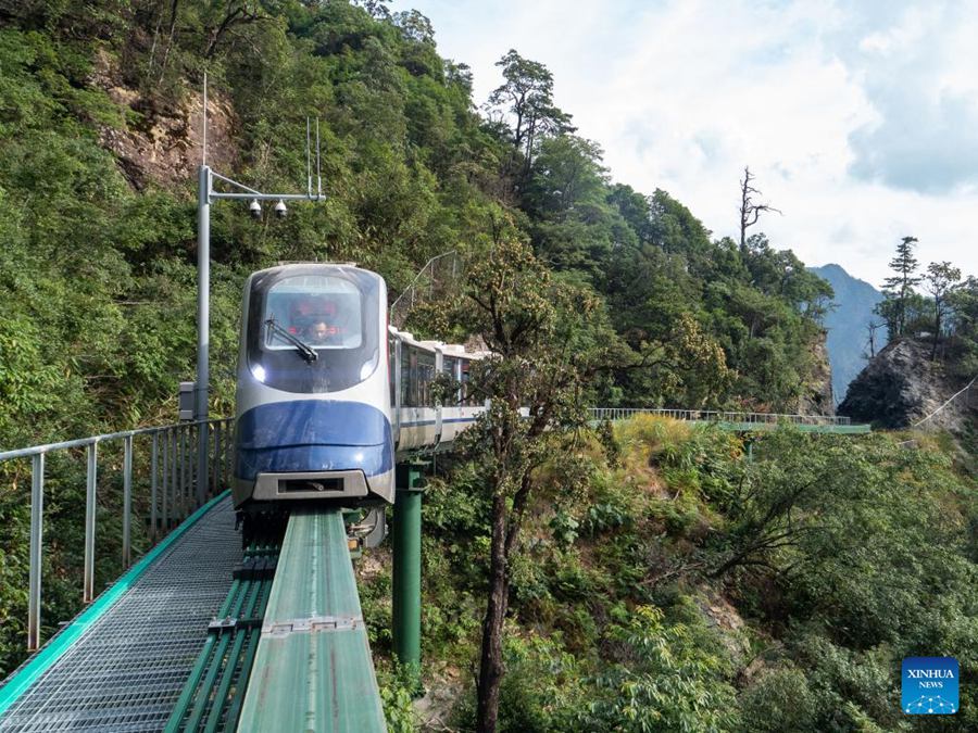 Treni navetta lungo il pendio offrono un'esperienza di viaggio senza pari nella Cina orientale