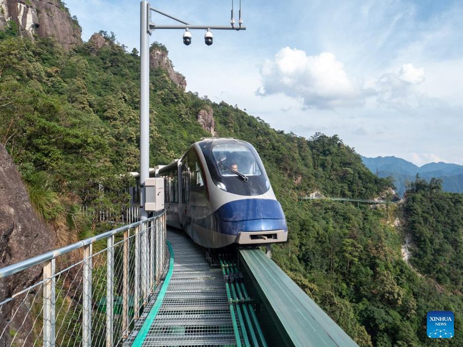 Treni navetta lungo il pendio offrono un'esperienza di viaggio senza pari nella Cina orientale