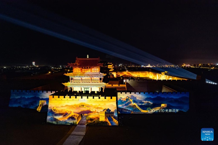 Vista notturna dell'area panoramica del Jiayu Pass nel Gansu