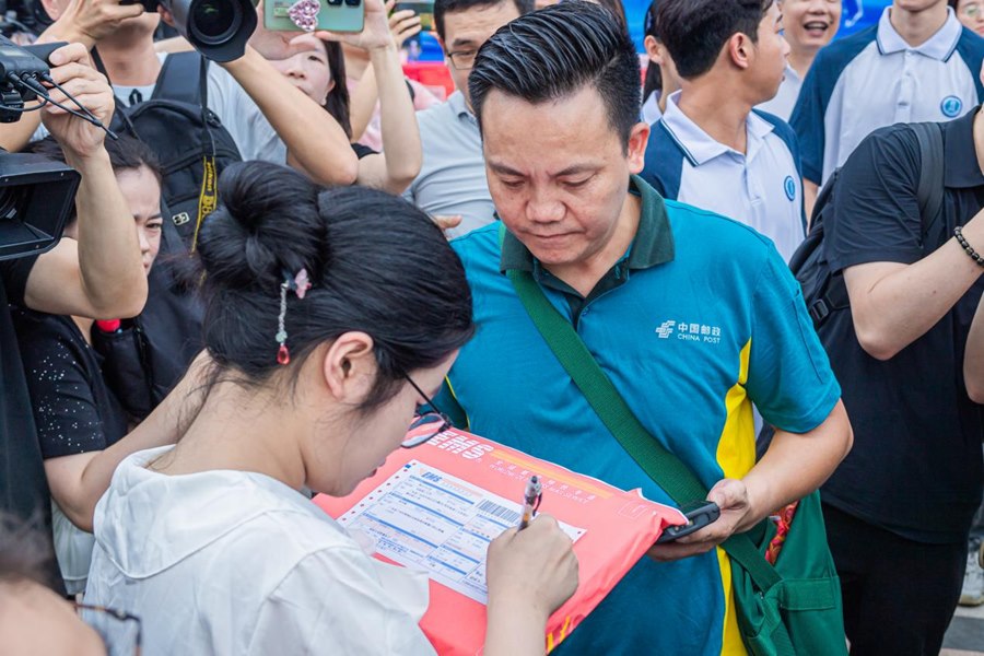 Droni consegnano lettere di ammissione alle università a Guangzhou