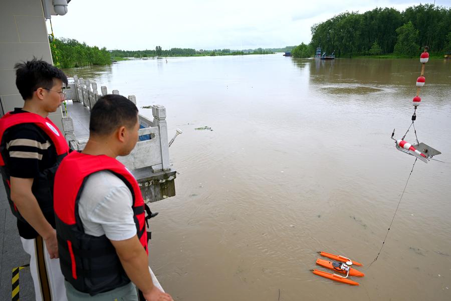 Membri dello staff monitorano l'acqua delle inondazioni presso una stazione idrologica nella contea di Funan, nella provincia orientale cinese dell'Anhui. (14 luglio 2024 - Xinhua/Huang Bohan)