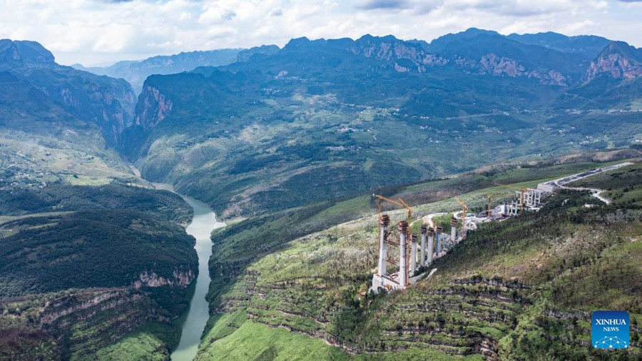 Il grande ponte Tianmen in costruzione nella provincia del Guizhou, nel sud-ovest della Cina. (17 luglio 2024 – Xinhua/Tao Liang)