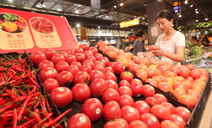 Un consumatore sceglie i pomodori in un supermercato nella città di Linyi, provincia dello Shandong, nella Cina orientale. (12 giugno 2024 - Xinhua/Wu Jiquan)