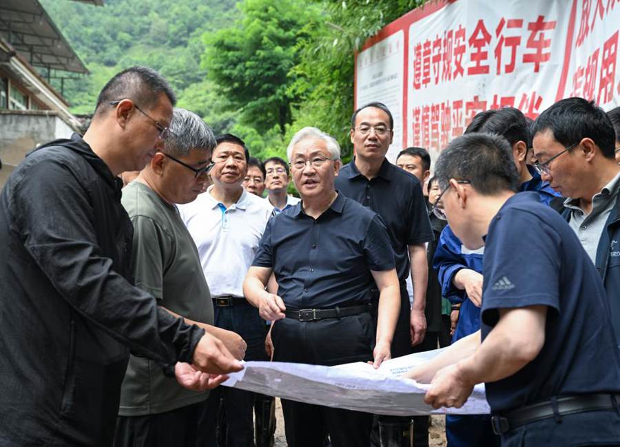 Il vice premier cinese Zhang Guoqing, visita il villaggio di Xinhua, colpito dal disastro, nella provincia sud-occidentale cinese del Sichuan. (21 luglio 2024- Xinhua/Zhang Ling)