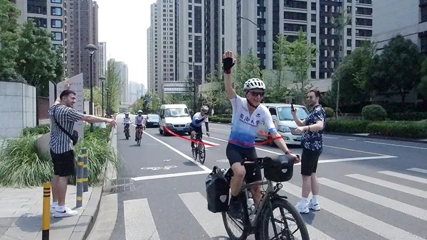 Il viaggio in bici da Amsterdam a Shanghai del professore della Tongji University